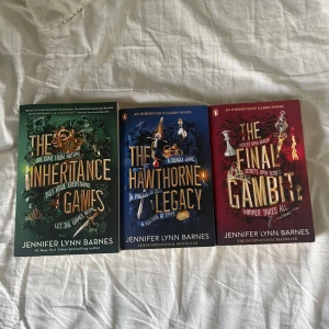 The Inheritance Games (trilogi) - Säljer denna triologi, alla tre böcker köptes enskilt för ca 150kr. Första boken är i nyskick, de två sista är smått solblekta med få imperfekter (se sista bild) 💕Går ej att köpa separat, endast tillsammans. 