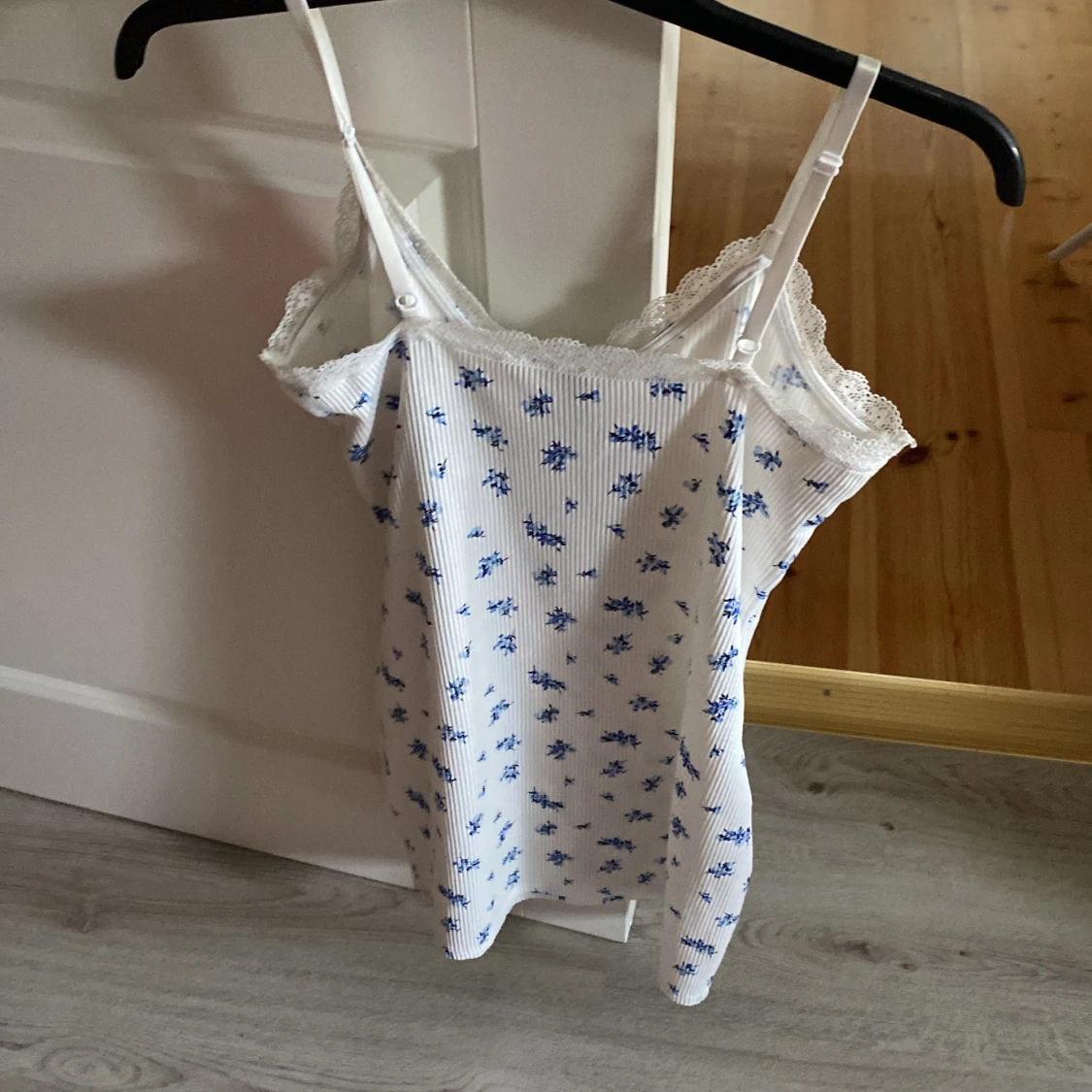 Vit blommig linnetopp från H&M Divided - 1