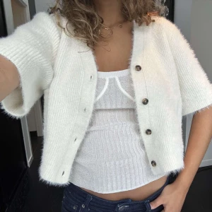 Snygg Trekvartsärmärmad kofta - Stickad kofta från & other stories, nypris 1500