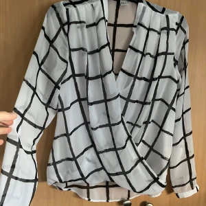 Blus vit o svart  - Använd fåtal gånger 