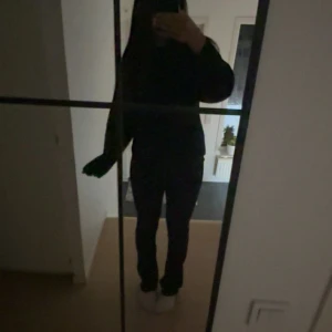 Svarta bootcut jeans från LTB - Ett par svarta/nattblå jeans från ltb som e sjukt snygga men för stora på mig tyvärr! De är bootcut och lowwaist! (Säljer även andra ltb jeans)