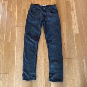 Levi's 512 Slim Taper jeans mörkgrå - Snygga Levi's 512 Slim Taper jeans i en mörkgrå färg. Inga hål eller fläckar. Skriv till mig vid funderingar.