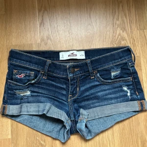 Hollister shorts  - Superfina jeansshorts från hollister i jättefint skick! Midjemått tvärs över är 35 cm❣️pris kan diskuteras! Köpte nyligen på Plick men säljer de för att de är för små.
