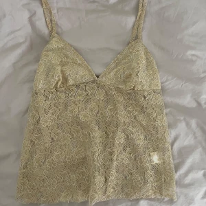 Guldig spetstopp - Den saknar kapp/storlek men jag upplever den som S. 💛💛