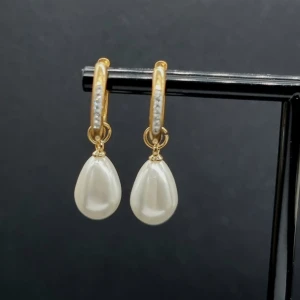 Handgjorda örhängen  - Rostfritt stål  och pärlor. Längd-3,5cm