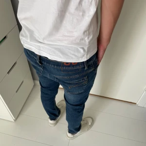 Dondup jeans george - Tja! Säljer nu dessa feta dondups jeansen! Jeansen är i fint skick med orginal slitningar och en fin tvätt på jeansen! Nypris på jeansen är cirka 4000kr ,modellen är 178 Vid bilder eller frågor skriv privat!