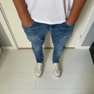 Dondup jeans george - Tja! Säljer nu dessa feta dondups jeansen! Jeansen är i fint skick med orginal slitningar och en fin tvätt på jeansen! Nypris på jeansen är cirka 4000kr, Vid bilder eller frågor skriv privat! Modellen är 177 å är för korta för han