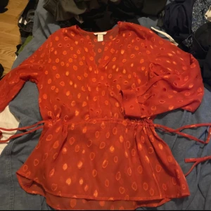 Genomskinlig blus - Genomskinlig orange blus med prickar. Perfekt för fina middagar, varma sommardagar eller fester! 