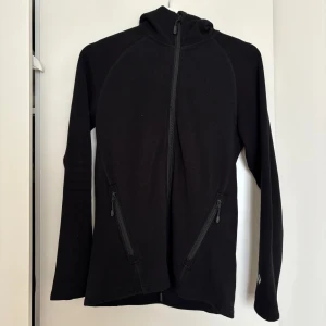 Fleecetröja med zip - Fleecetröja med dragkedja och luva. Från Lager 157