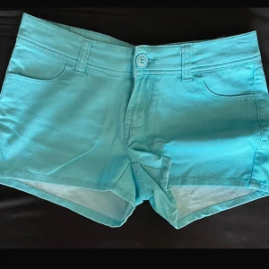 Lågmidjsde turkosa shorts   - Snygga vintage shorts i storlek XS. De är lågmidjade och har snygga detaljer på fickorna! Jättebra skick och eftertraktade 🩷🤗skriv om frågor! 
