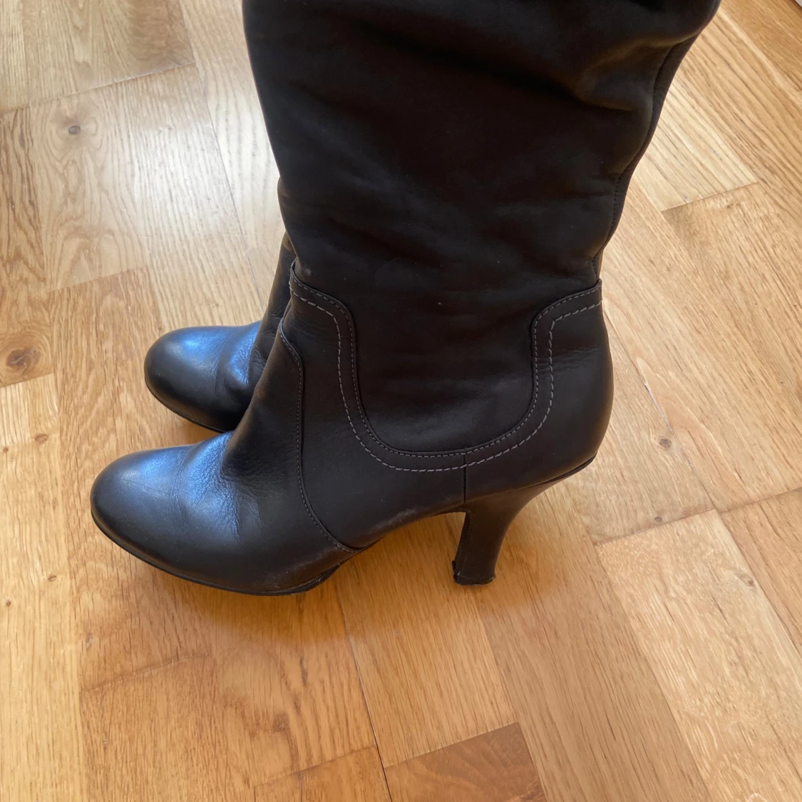 Svarta höga stövlar med klack - 1