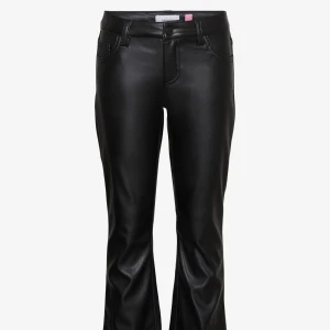 Svarta bootcut skinn byxor från Vera Moda  - Snygga svarta skinn byxor från Vera Moda i storlek 28/30💕 väldigt bra skick då det Knappt är använda! skriv för fler bilder eller frågor!