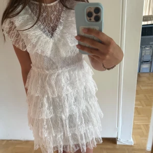Vit spetsklänning från Bubbleroom S - Superfin vit kortklänning från Bubbleroom som har används ändats 3 gånger, inga defekter och pris kan diskuteras