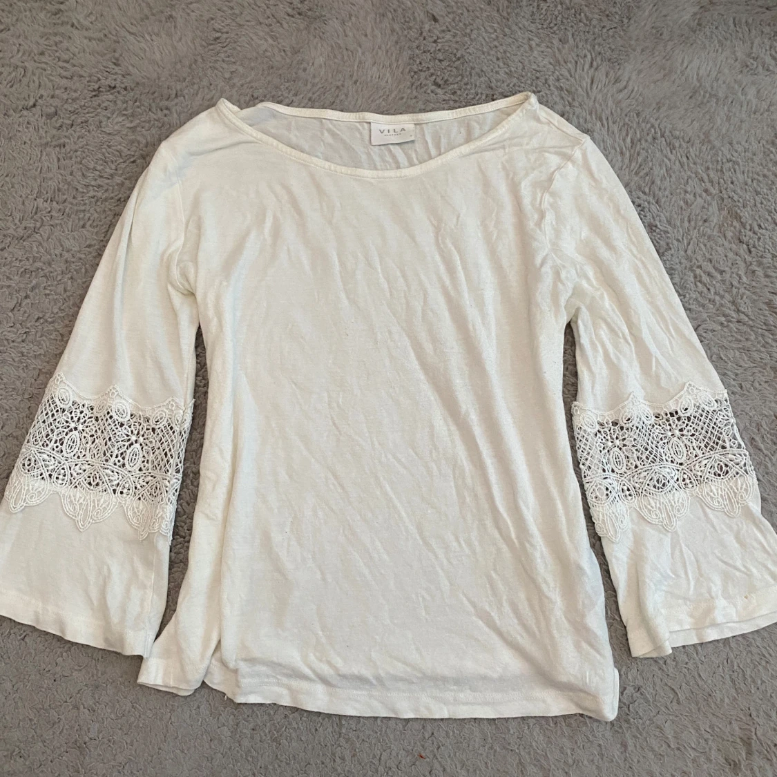 Vit topp med spetsdetaljer från Vila