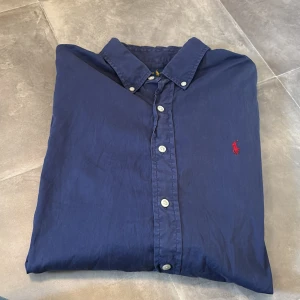Ralph Lauren skjorta GE PRISFÖRSLAG  - Skick: 8/10 | Storlek: L | Passar perfekt för dig som är 175-180 | Nypris: 1600 | Mitt pris: Ge prisförslag | Köparen står för frakt | Vill endast ha seriösa köpare | Hör av er vid frågor. 