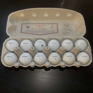 Titleist Mix 12st -  Golfbollar av märket Titleist. 12 st blandade bollar i bra skick hör av er vid funderingar. Mvh Drop Golfbollar.