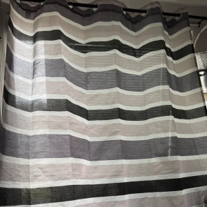 Gardiner 4st - Säljer 4 st. Gardiner som är i väldigt bra skick för 100 kr.  210x140 cm
