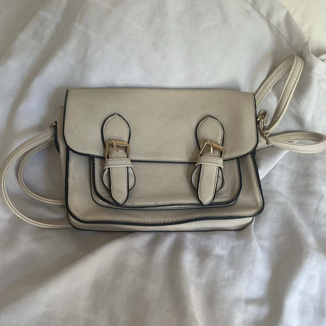 Beige axelväska med spännen