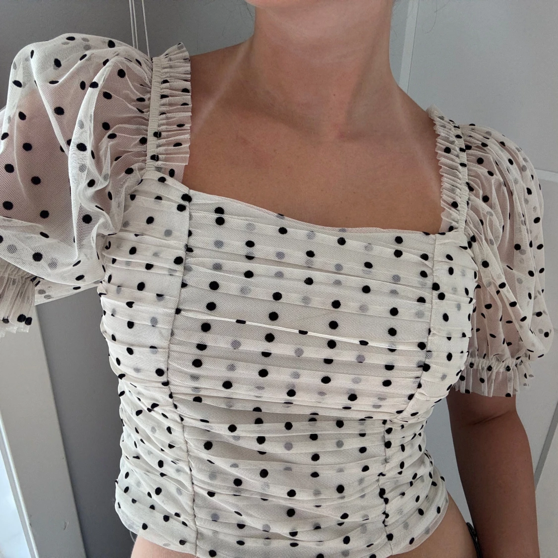 Vit prickig blus med puffärmar - 1