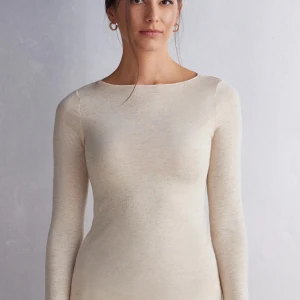 Intimissimi topp i Begie  - Säljer en stilren och tunn beige långärmad topp i mjuk ull. Den har en rund halsringning och sitter tight mot kroppen, perfekt att styla med jeans eller kjol. Använd fåtal gånger skriv privat för flera bilder