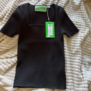 Svart ribbad topp från JJXX - Svart ribbad topp från JJXX med fyrkantig ringning. Toppens material är stretchigt och skönt. Storlek M💕 helt oanvänd och nypris 400kr💕