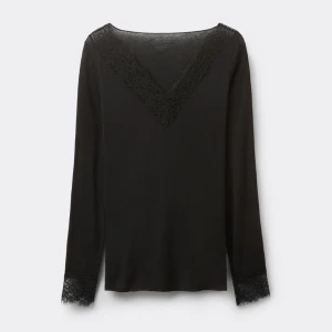 Svart spets Intimissimi  - Säljer min svarta spets Intimissimi tröja. Endast använd 1 gång så jag inga defekter. Storlek S. Nypris är 489 kr.