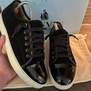 Svarta sneakers från Lanvin med lackad tå - Helt nya lanvin använda 1 gång storlek uk 7 sitter som runt 42 ungefär. Orginal låda och dustbag hör av er vid frågor 