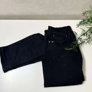 Svarta jeans från Tiger of Sweden (storlek 30/32) - Jag säljer ett par svarta Tiger Of Sweden jeans, storlek 30/32. Gott som nya! Hör av dig vid minsta lilla fundering.