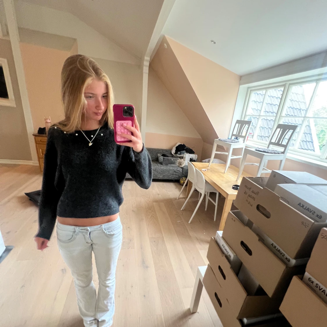 Mörkgrå stickad tröja med pärlor