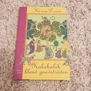 Kalabalik bland guavaträden - En färgstark och humoristisk roman om en ung man som söker frihet och lugn i en guavaträdgård, men istället blir centrum för stadens uppmärksamhet. En lekfull berättelse fylld av skruvade karaktärer och oväntade händelser. Man kan ta bort "framsidan" så att boken är lila och man kan sätta tillbaka den när man vill, väldigt häftigt.  Den är i nytt skick men har ingen prislapp eller original förpackning. PRIS KAN DISKUTERAS!