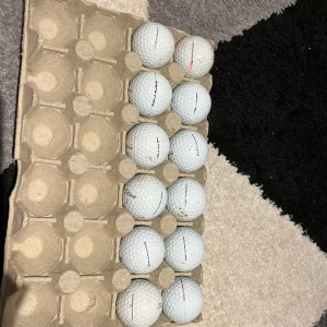 Pro v1 B/c klass 12 st - Ett paket med begagnade Titleist Pro V1 golfbollar – perfekt för dig som vill spela golf utan att spräcka budgeten. Bollarna har tecken på användning men är redo för nya rundor. Passar både nybörjare och erfarna golfare som vill ha kvalitetsbollar till ett schysst pris.