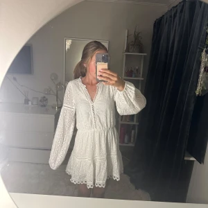 Fin sommarklänning💓 -  Superfin vit klänning i jättebra skick, har bara använts en gång!  Fint broderi och luftiga ärmar. Nypris var 600kr, men jag säljer den för 450kr eftersom den är nästan som ny. Stolek 34💓