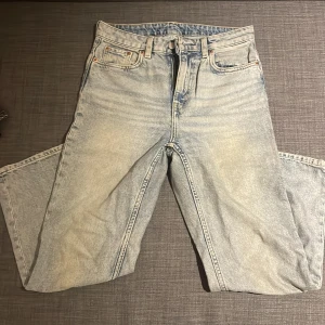 Ljusblå jeans från Weekday W25 - Säljer ett par ljusblå jeans från Weekday i klassisk femficksmodell. Jeansen har rak passform, hög midja och är tillverkade i 100% bomull. Snyggt tvättade med vintagekänsla och tydliga sömmar. .
