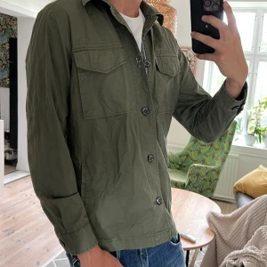 Overshirt Olivgrön - Riktigt riktigt fet perfekt till höst och sensommar🙌 Utmärkt skick! Skriv vid funderingar