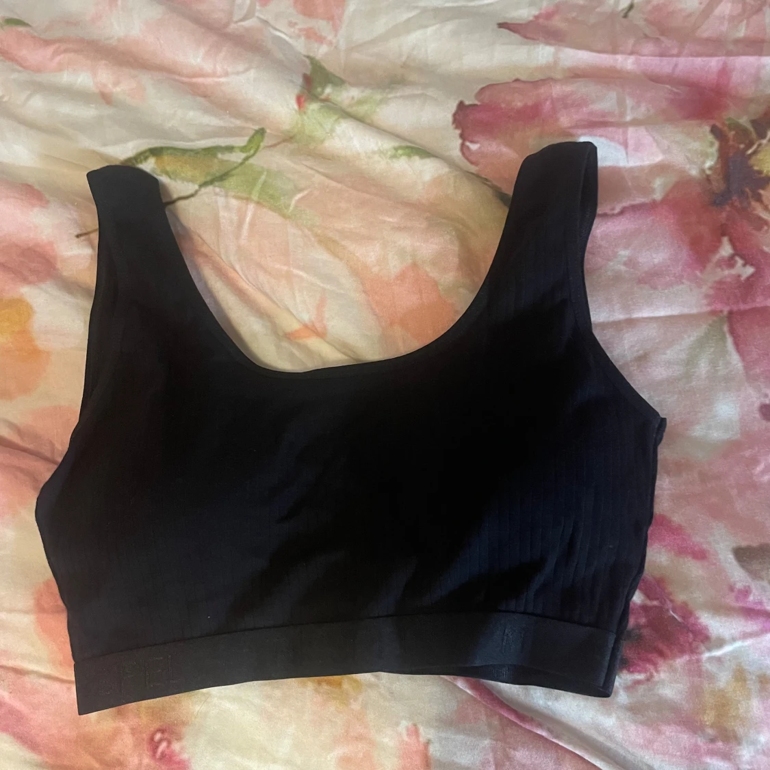 Svart ribbad linnetopp