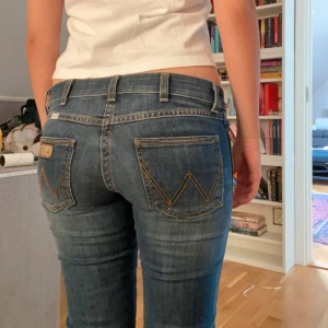 Lågmidjade bootcut jeans - Jättefina jeans som är köpta på Vinted, säljer då de inte kommer till användning☺️De första tre bilderna är lånade, hör av er vid frågor!🫶
