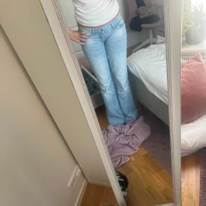 Ljusblå bootcut jeans John Baner - Säljer ett par ljusblå jeans från John Baner med bootcut-modell. Jeansen har klassiska bakfickor med snygga broderade detaljer och normal midja. Perfekta för dig som gillar en avslappnad och trendig look. Obs! Omsydda till lågmidjade men dom e jätte bra sydda me symaskin så chansen att dom spricker är väldigt liten. Även uppsprettade längst ner. Midjemått, 40-41cm och innerbenslängden, ca 80cm