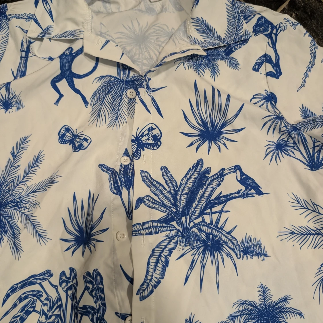 Vit kortärmad skjorta med blått djungelmönster stl 11-12 år  - 1