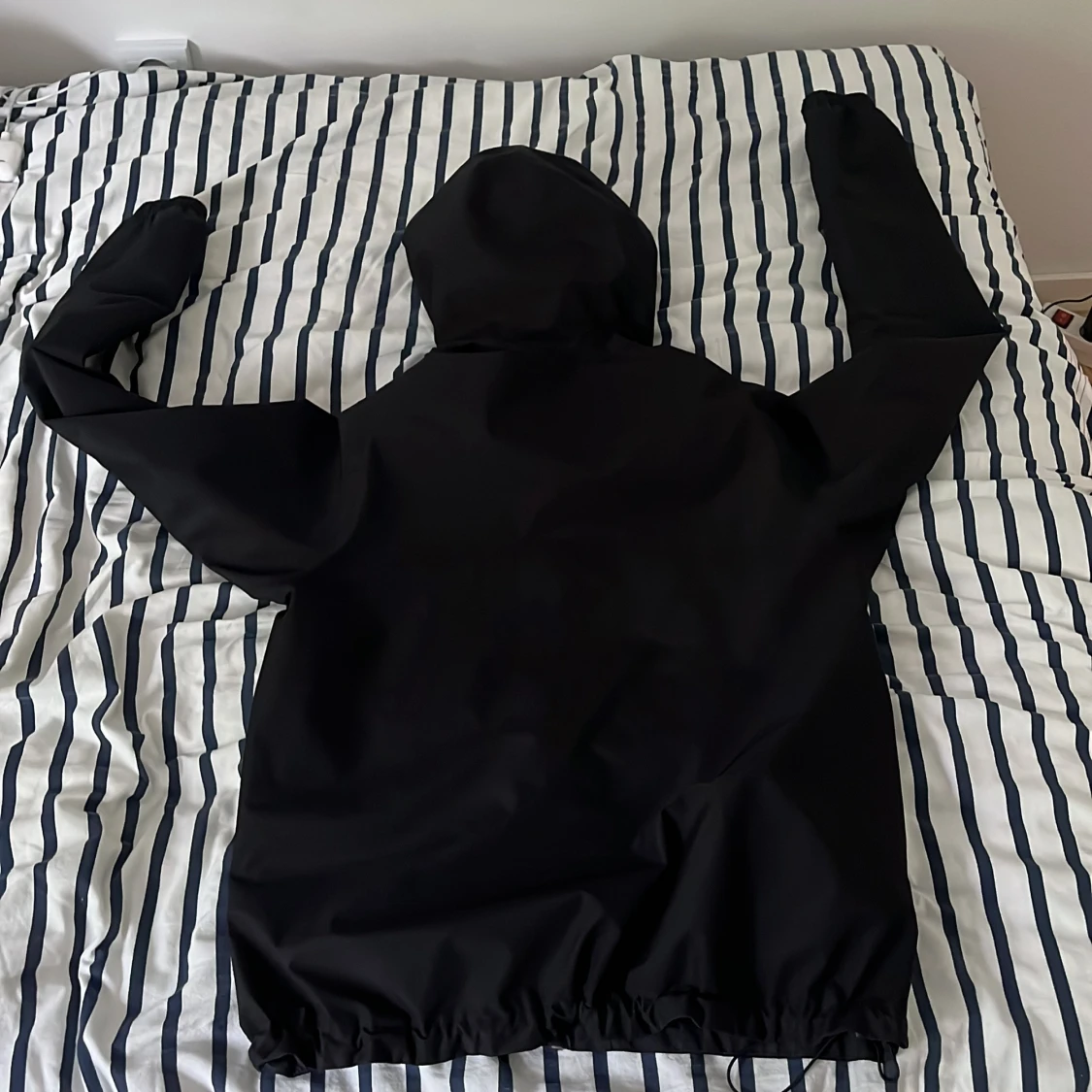 Säljer svart haglöfs jacka  - 1