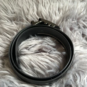 Emporio Bälte - Säljer ett stilrent och enkelt bälte. Den är 95 cm ungefär och det går att korta ner den. Köpt två år sedan ungefär