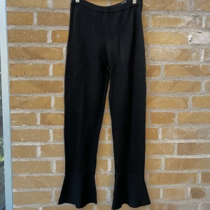 Zara Knit svarta stickade utsvängda byxor byxa, svart L - Zara Knit svarta stickade byxor. Storlek L, men mer en M, Zara är ju lite mindre i storlekarna. Omfång midja: 74 till 90 cm längd från midjan 95 cm. Fint skick, knappt använda.