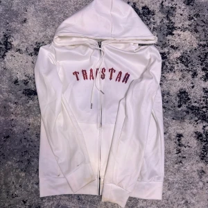 Vit hoodiejacka från Trapstar - Skick 8/10 några små fläckar men går bort i tvätten använd få gånger.