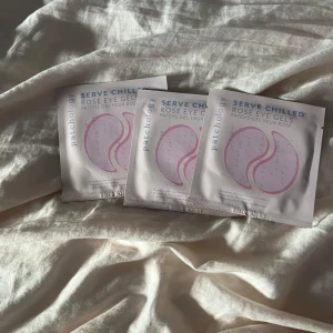 Patchology Serve Chilled Rose Eye Gels💗 - Tre förpackningar Patchology Serve Chilled Rosé Eye Gels. Svalkande gelpads i ljusrosa färg som läggs under ögonen för en fräsch och återfuktad känsla. Innehåller extrakt av jordgubb och ros. Perfekt för en snabb uppfräschning.💕💕