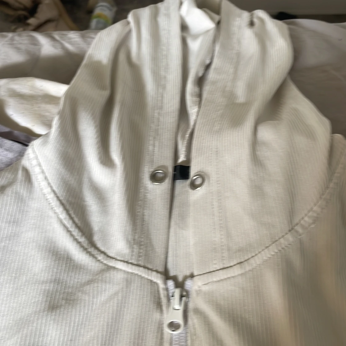 Vit randig tröja med huva - 1