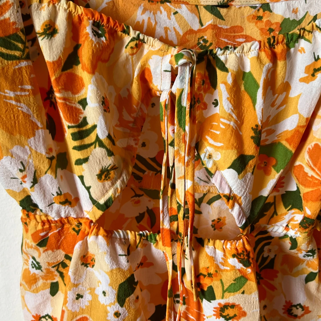 Blommig kortklänning med puffärm - 2