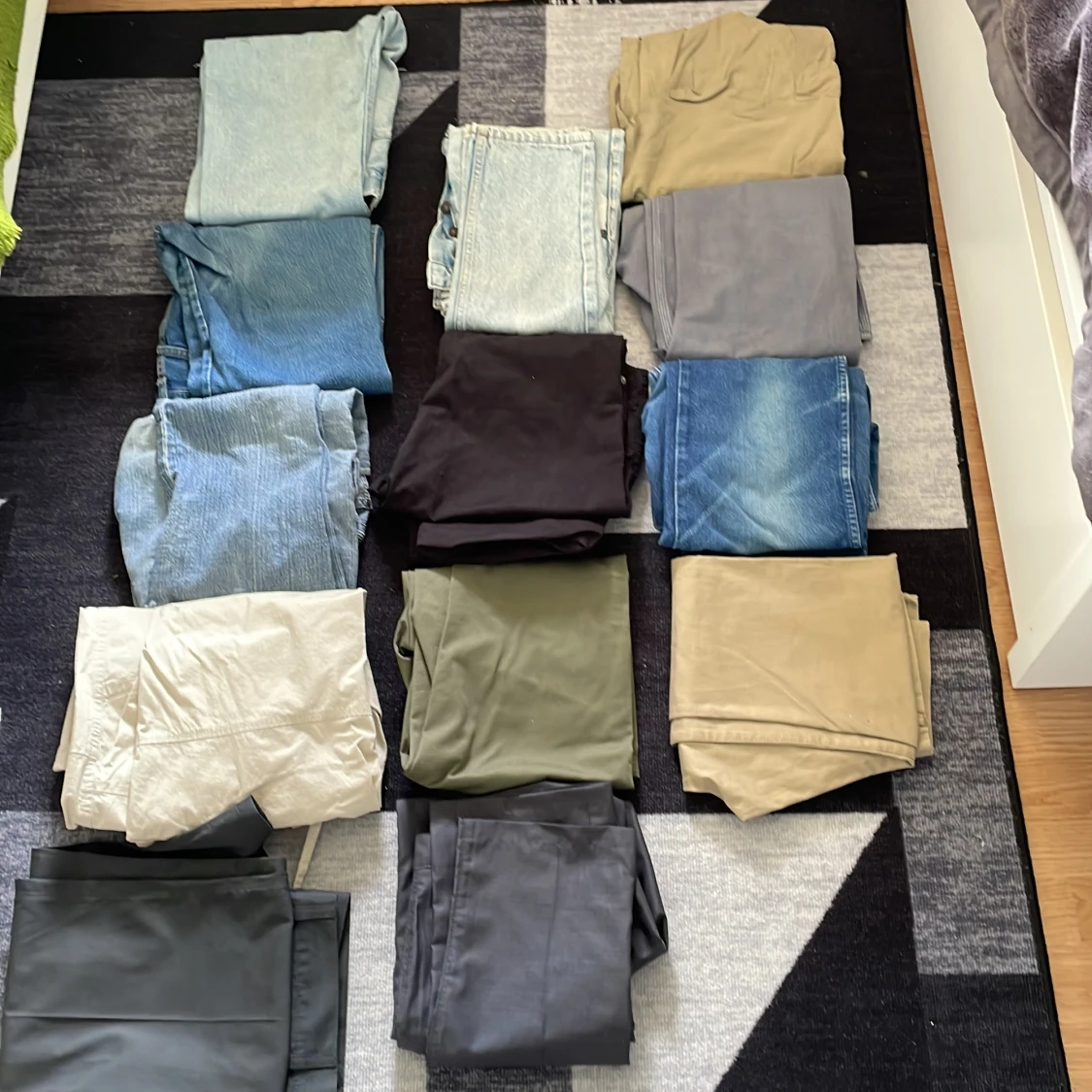 Mix av jeans och byxor i olika färger