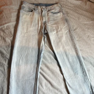 Vailent Loose Fit ljusblå jeans S - Loose fit jeans från Vailent i en fräsch ljusblå tvätt. Klassisk femficksmodell med raka ben och normal midja. Jeansen är tillverkade i bomull och har en avslappnad, oversized vibe som passar perfekt till sneakers och hoodie.