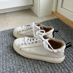 Chloé sneakers - Så fina sneakers från chloé. Nypris ligger på 5000kr. Dessa är fina och bra skick, med några få skav märken vid skosnöret som knappast syns☺️