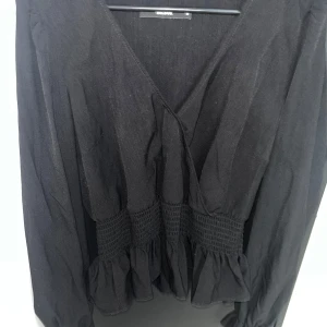 Svart blus från BIKBOK! - En fin och festlig blus från BIKBOK i storlek M. Passar till både festliga stunder men också bilresor med familjen!