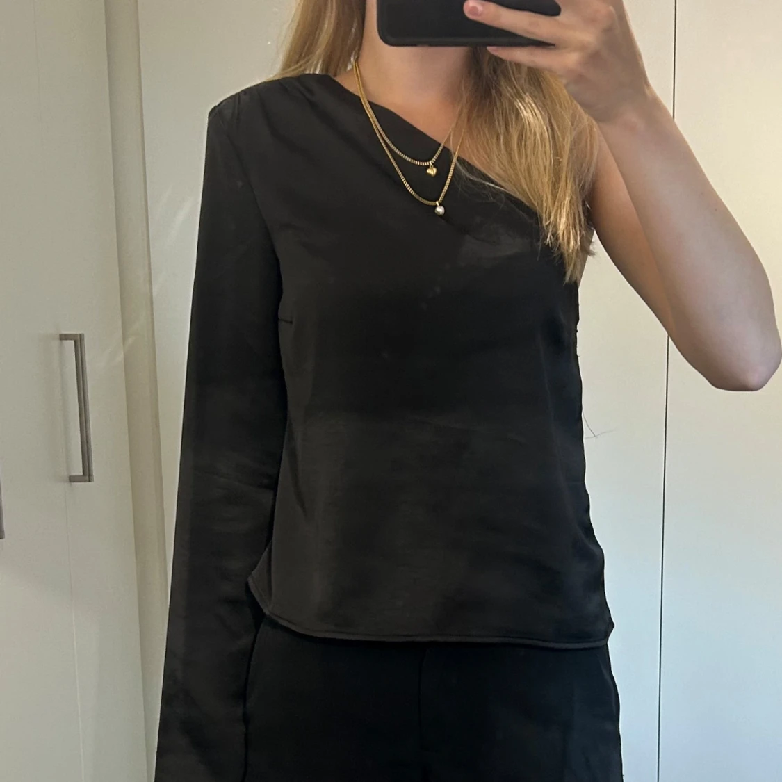 Svart oneshoulder topp i satin
